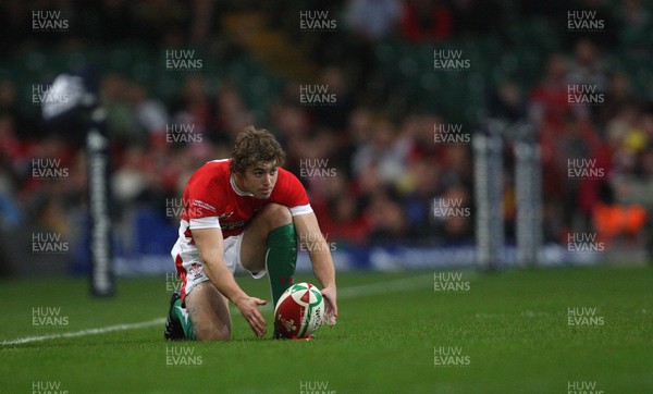 21.11.09... Wales v Argentina, Invesco Perpetual Series 2009 -  Wales' Leigh Halfpenny 