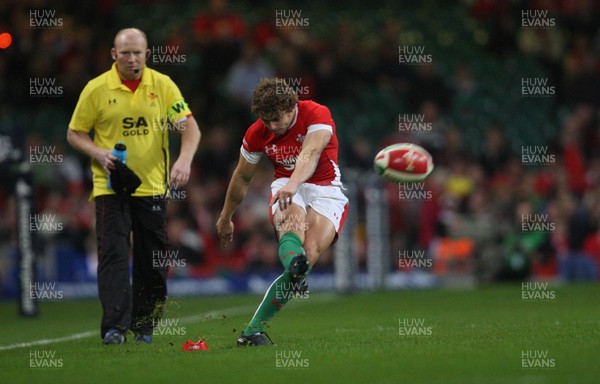 21.11.09... Wales v Argentina, Invesco Perpetual Series 2009 -  Wales' Leigh Halfpenny with Neil Jenkins 