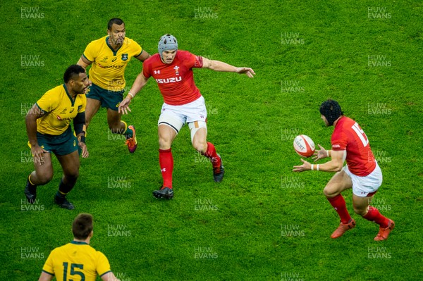 101118 - Wales v Australia, Under Armour Series - Jonathan Davies of Wales passes to Leigh Halfpenny of Wales 