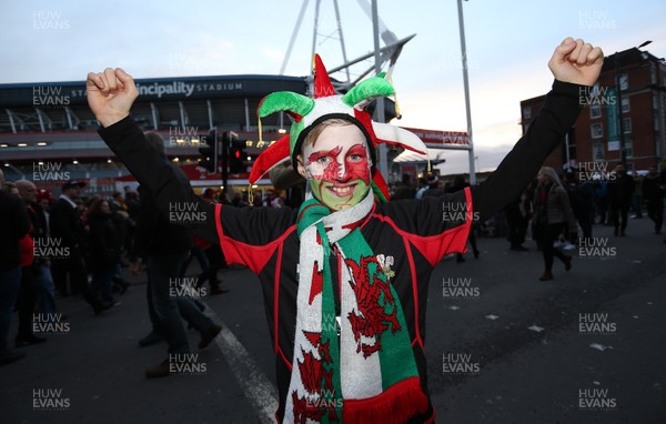 101118 - Wales v Australia - Under Armour Series 2018 - Fans outside the stadium before the game