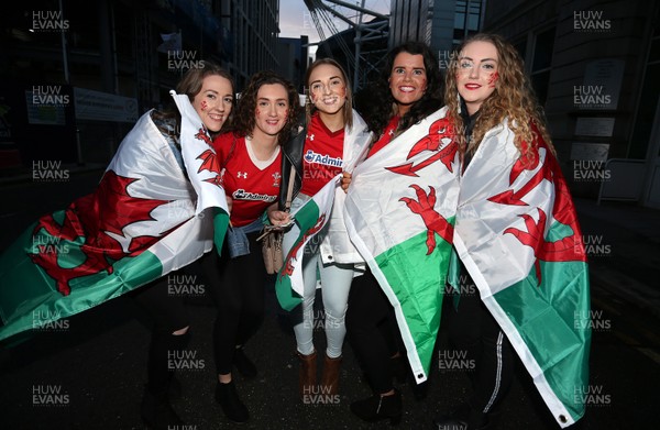 101118 - Wales v Australia - Under Armour Series 2018 - Fans outside the stadium before the game