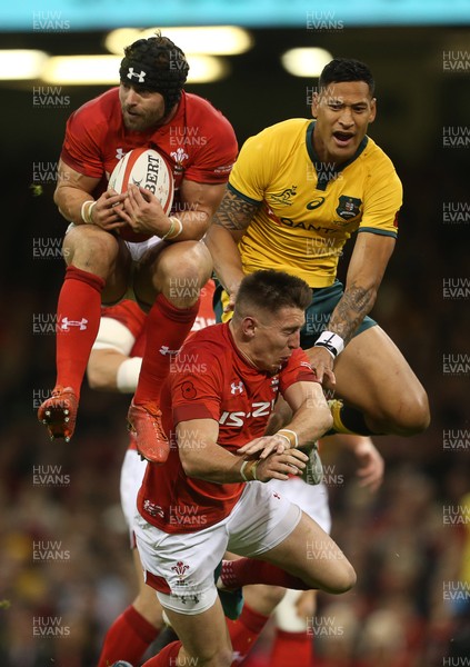 101118 - Wales v Australia - Under Armour Series 2018 - Leigh Halfpenny of Wales gets to the high ball before Israel Folau of Australia