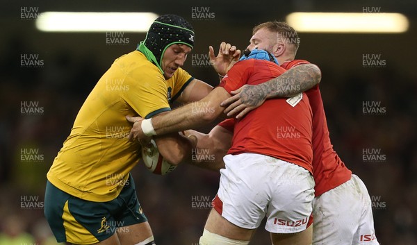 101118 - Wales v Australia - Under Armour Series 2018 - Adam Coleman of Australia is tackled by Justin Tipuric and Ross Moriarty of Wales