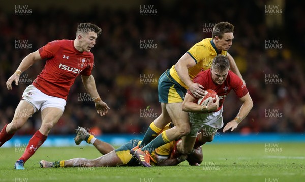 101118 - Wales v Australia - Under Armour Series 2018 - Gareth Anscombe of Wales is tackled by Sefa Naivalu and Dane Haylett-Petty of Australia