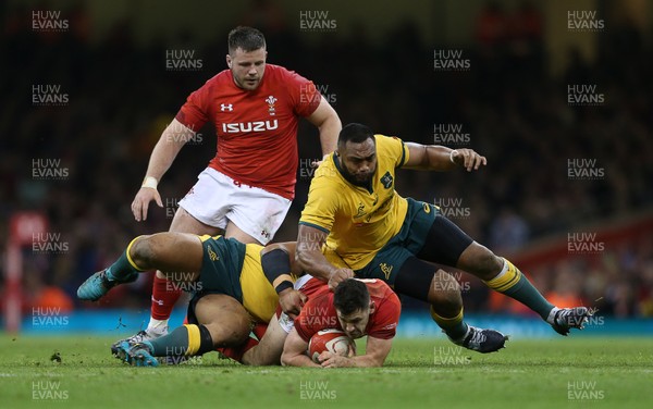 101118 - Wales v Australia - Under Armour Series 2018 - Tomos Williams of Wales is tackled by Taniela Tupou and Sekope Kepu of Australia