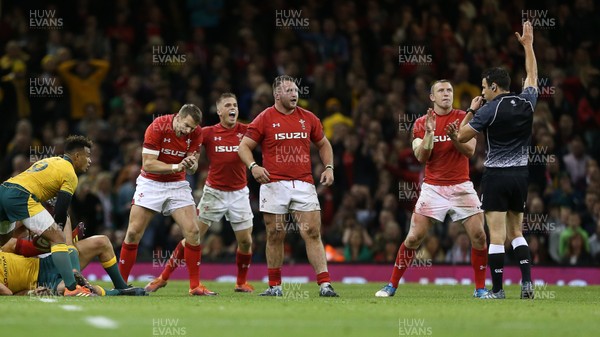 101118 - Wales v Australia - Under Armour Series 2018 - Dan Biggar, Gareth Anscombe, Dillon Lewis and Hadleigh Parkes of Wales celebrate the victory as the ref gives Wales the penalty