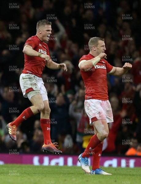 101118 - Wales v Australia - Under Armour Series 2018 - Gareth Anscombe and Hadleigh Parkes of Wales celebrate the victory at full time