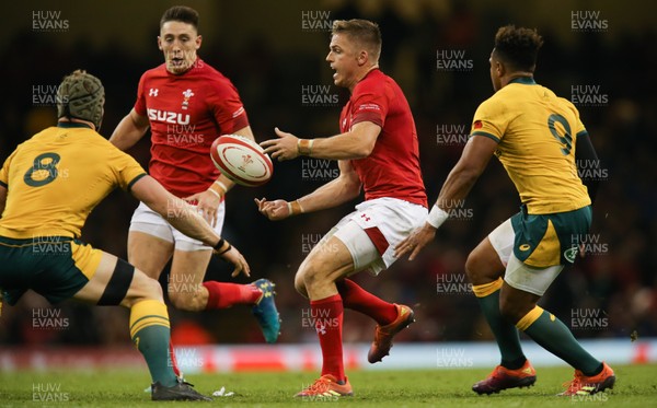 101118 - Wales v Australia, Under Armour Series 2018 - Gareth Anscombe of Wales  releases the ball as David Pocock of Australia closes in