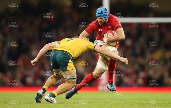 101118 - Wales v Australia, Under Armour Series 2018 - Justin Tipuric of Wales takes on Michael Hooper of Australia