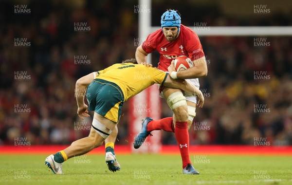 101118 - Wales v Australia, Under Armour Series 2018 - Justin Tipuric of Wales takes on Michael Hooper of Australia