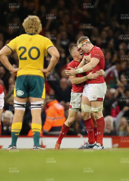 101118 - Wales v Australia, Under Armour Series 2018 - Gareth Anscombe of Wales and Alun Wyn Jones of Wales celebrate the win over Australia on the final whistle