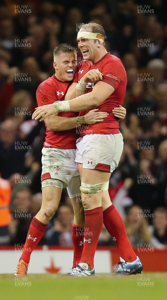 101118 - Wales v Australia, Under Armour Series 2018 - Gareth Anscombe of Wales and Alun Wyn Jones of Wales celebrate the win over Australia on the final whistle