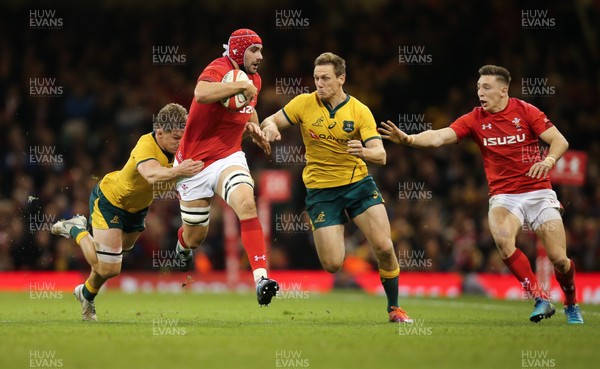 101118 - Wales v Australia, Under Armour Series 2018 - Cory Hill of Wales splits the Australian defence