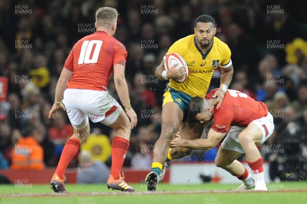 101118 - Wales v Australia - Under Armour Series 2018 - Samu Kerevi of Australia is tackled by Gareth Davies of Wales 