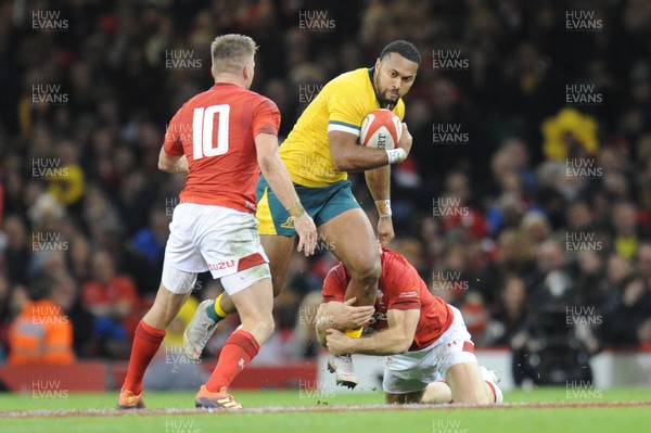 101118 - Wales v Australia - Under Armour Series 2018 - Samu Kerevi of Australia is tackled by Gareth Davies of Wales 