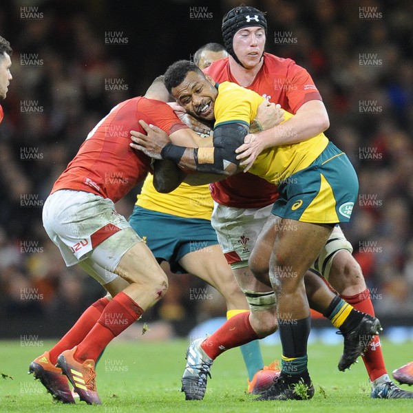 101118 - Wales v Australia - Under Armour Series 2018 - Samu Kerevi of Australia is tackled by Adam Beard of Wales  and Gareth Anscombe of Wales 