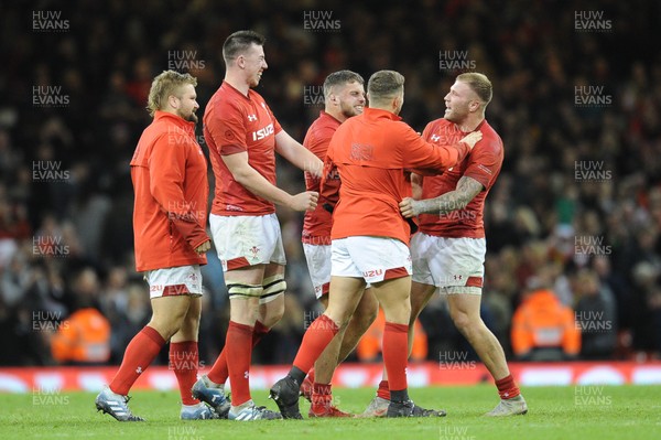 101118 - Wales v Australia - Under Armour Series 2018 -  Wales players celebrate