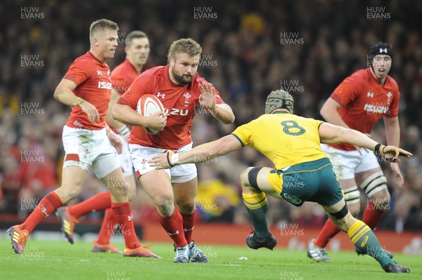 101118 - Wales v Australia - Under Armour Series 2018 - Tomas Francis of Wales is tackled by David Pocock of Australia 