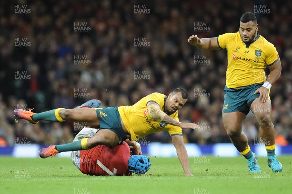 101118 - Wales v Australia - Under Armour Series 2018 - Justin Tipuric of Wales beats Kurtley Beale of Australia to the ball