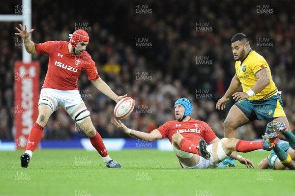 101118 - Wales v Australia - Under Armour Series 2018 - Justin Tipuric of Wales offloads to Cory Hill of Wales 