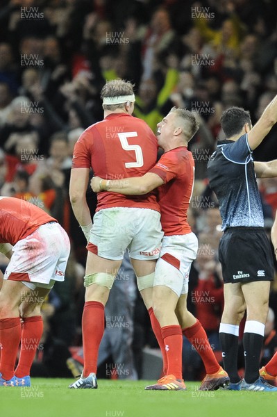 101118 - Wales v Australia - Under Armour Series 2018 - Gareth Anscombe and Alun Wyn Jones of Wales celebrate