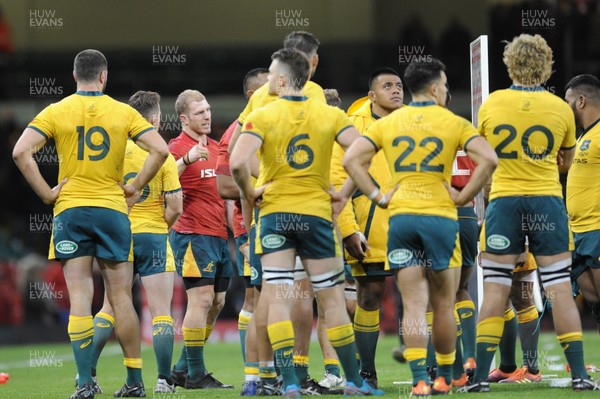 101118 - Wales v Australia - Under Armour Series 2018 - Dejected Australian players at the final whistle 