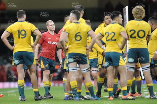 101118 - Wales v Australia - Under Armour Series 2018 - Dejected Australian players at the final whistle 