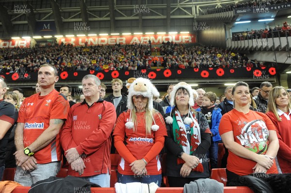 101118 - Wales v Australia - Under Armour Series 2018 - Wales fans observe the 2 minute silence 