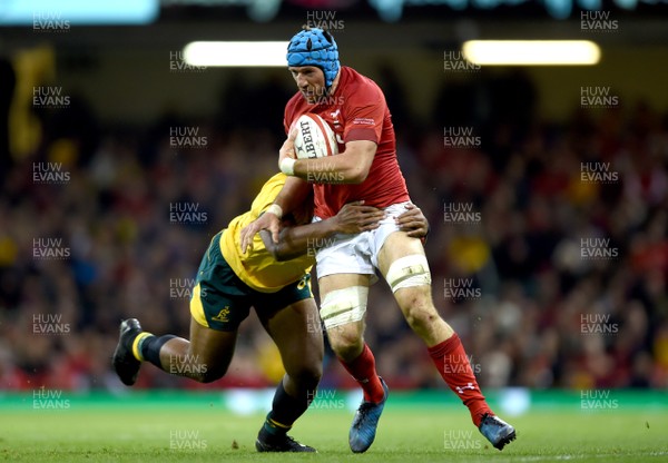 101118 - Wales v Australia - Under Armour Series -  Justin Tipuric of Wales is tackled by Samu Kerevi of Australia