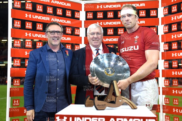 101118 - Wales v Australia - Under Armour Series - Alun Wyn Jones of Wales receives the James Bevan trophy from Mike Dodds (left) of Under Armour and WRU President Dennis Gethin