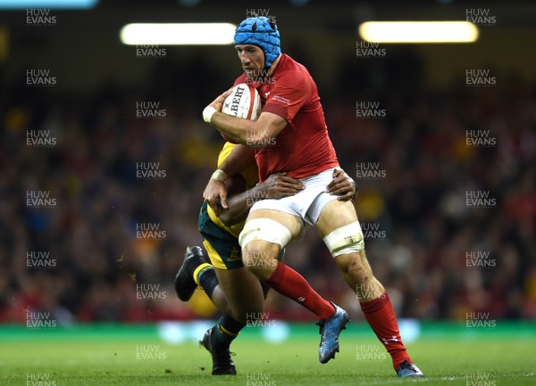 101118 - Wales v Australia - Under Armour Series - Justin Tipuric of Wales is tackled by Samu Kerevi of Australia