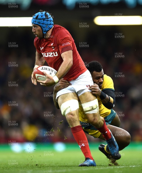 101118 - Wales v Australia - Under Armour Series - Justin Tipuric of Wales is tackled by Samu Kerevi of Australia