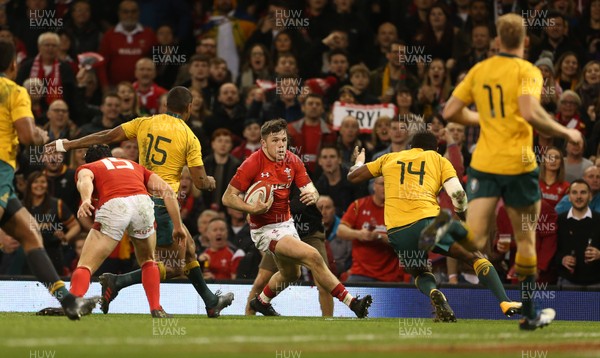 111117 - Wales v Australia - Under Armour Series 2017 - Steff Evans of Wales beats the Australian defence to score a try