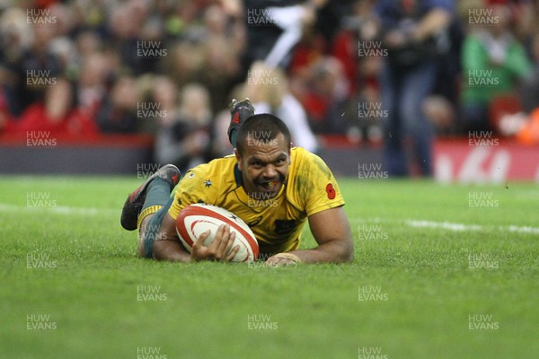 111117 Wales v Australia - Under Armour 2017 Series -  Kurtley Beale of Australia scores a try