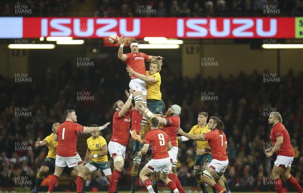 111117 - Wales v Australia, Under Armour Series 2017 - Aaron Shingler of Wales wins the linnet ball from Ned Hanigan of Australia