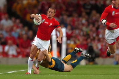 14.09.07 - Wales v Australia - Rugby World Cup 2007 -  Wale' Shane Williams is tackled by Drew Mitchell 