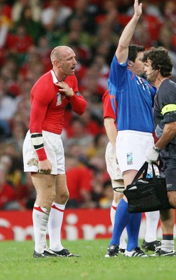 15.09.07  Wales v Australia... Wales' Gareth Thomas is injured.  