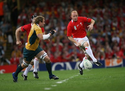 15.09.07  Wales v Australia... Wales Martyn Williams kicks past Rocky Elsom. 
