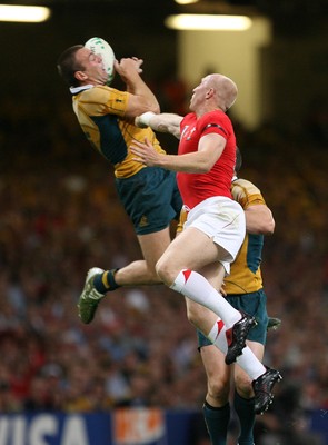 15.09.07  Wales v Australia... Wales Tom Shanklin tries to stop Chris Latham winning high ball. 