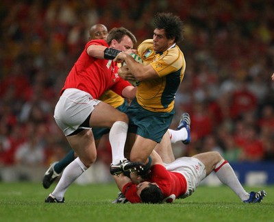 15.09.07  Wales v Australia... Australia's George Smith is tackled by Matthew Rees and Stephen Jones.  