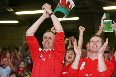 15.09.07  Wales v Australia... Welsh fans cheer their team on.  