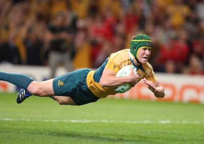 15.09.07 -Wales v Australia, RWC 2007 -  Australia's Matt Giteau dives in to score try 