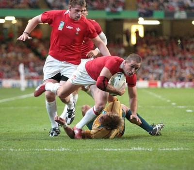15.09.07 -Wales v Australia, RWC 2007 -  Wales' Shane Williams powers over to score try 