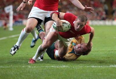 15.09.07 -Wales v Australia, RWC 2007 -  Wales' Shane Williams powers over to score try 