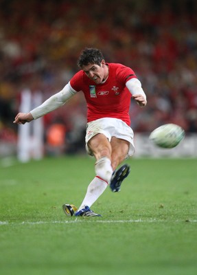 15.09.07 -Wales v Australia, RWC 2007 -  Wales James Hook kicks penalty 