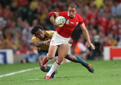 15.09.07 -Wales v Australia, RWC 2007 -  Wales Shane Williams breaks away from Lote Tuqiri 