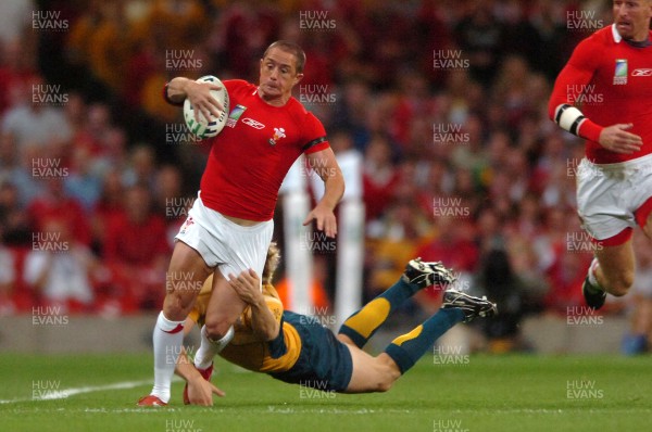 14.09.07 - Wales v Australia - Rugby World Cup 2007 -  Wale' Shane Williams is tackled by Drew Mitchell 