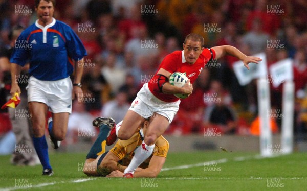 14.09.07 - Wales v Australia - Rugby World Cup 2007 -  Wale' Shane Williams is tackled by Drew Mitchell 