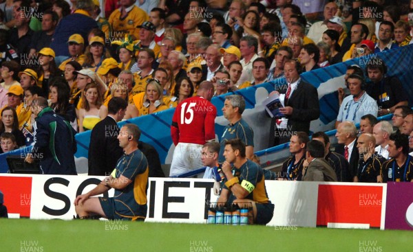 14.09.07 - Wales v Australia - Rugby World Cup 2007 -  Wales' Gareth Thomas leaves the field with an injury 