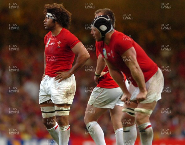14.09.07 - Wales v Australia - Rugby World Cup 2007 -  Wales' Colin charvis and Ian Gough look dejected 